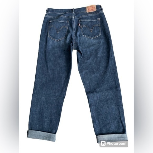 Womens Levi’s medium wash. Medium rise. Cropped. Size 6. Excellent condition. - Picture 1 of 9